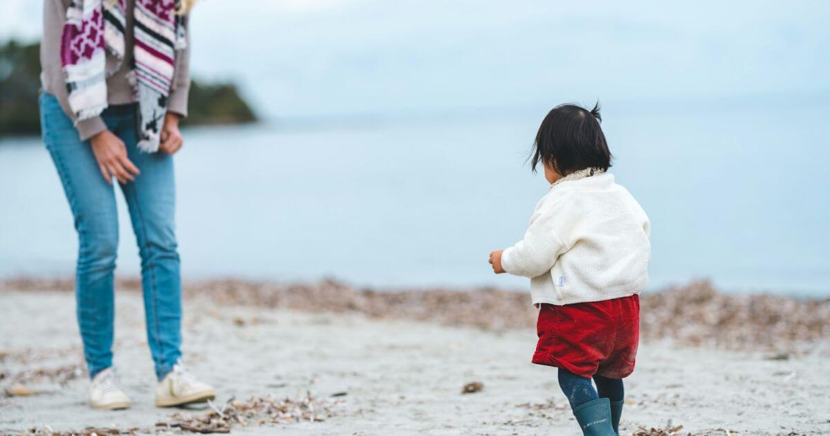 歩く子の写真