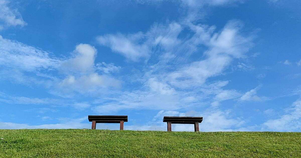 空とベンチ