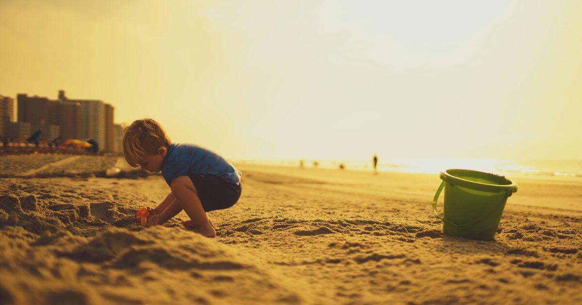 砂遊びの少年