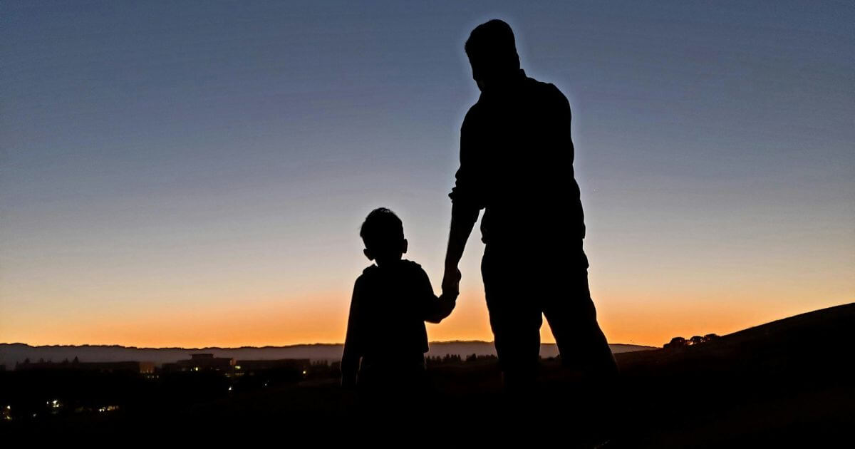 父と子と夕日