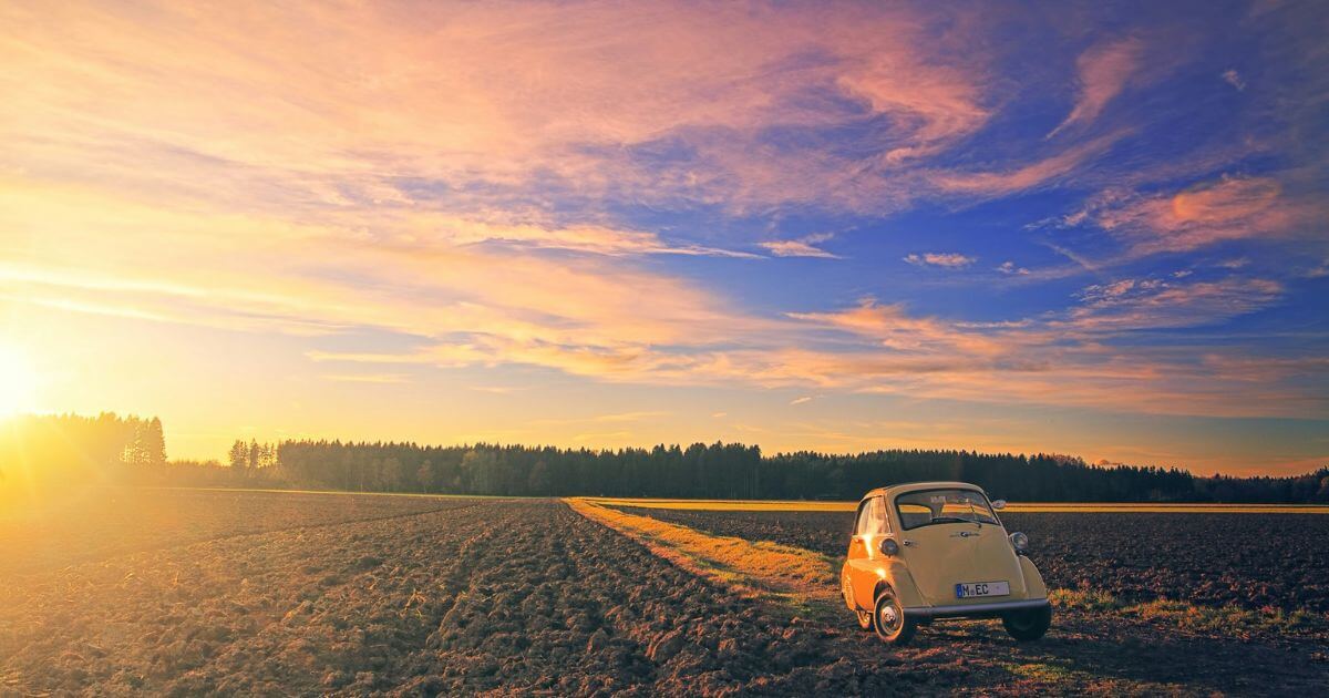 黄色い車と夕日