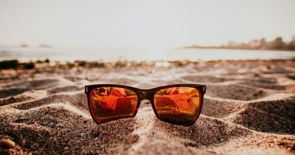 砂浜にサングラス