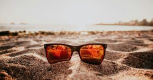 砂浜にサングラス