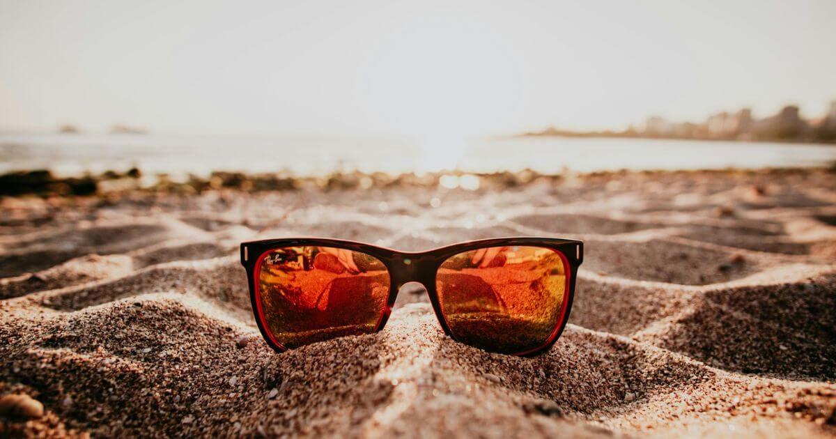 砂浜にサングラス