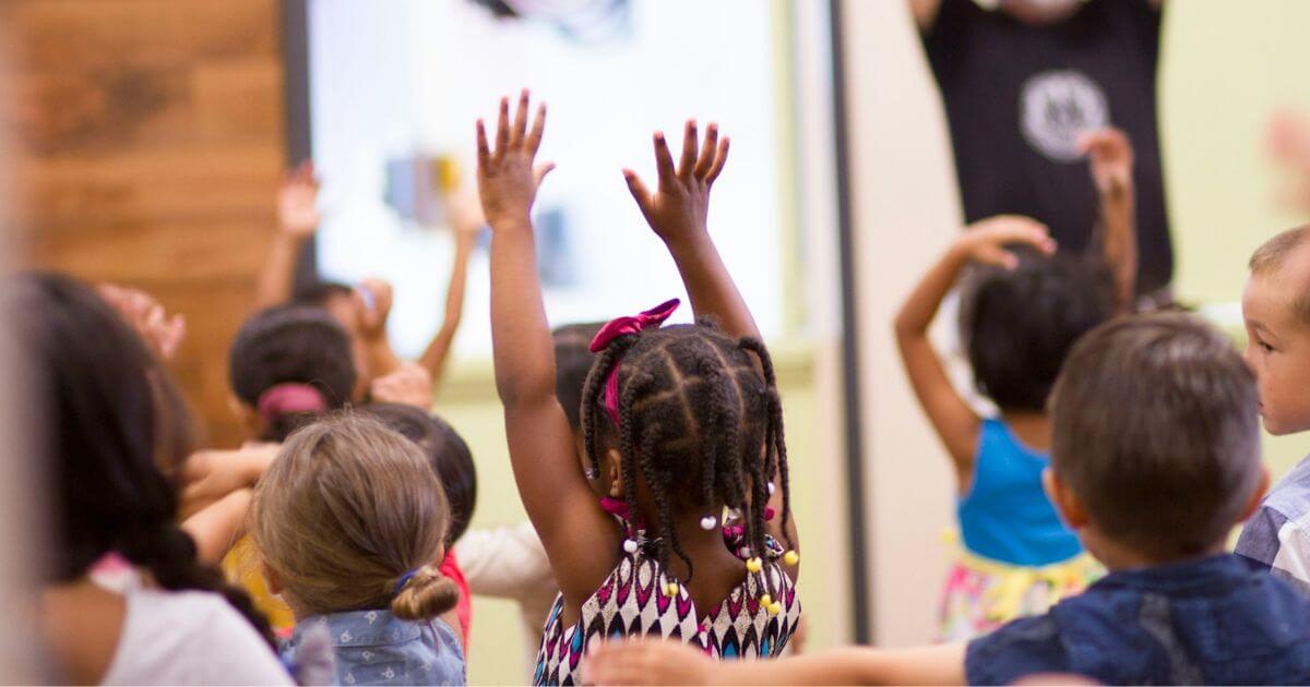 手を上げて賛美