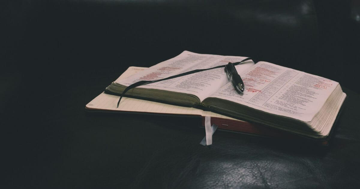 聖書とペン