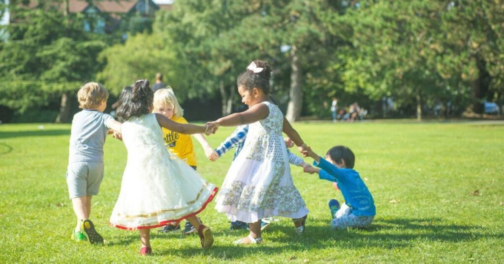 踊る子どもたち