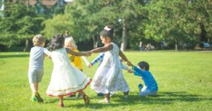 踊る子どもたち